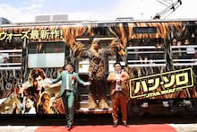 チューバッカトレイン出発式に出席したミキとチューバッカ。