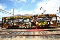 チューバッカトレイン前での撮影に臨むミキとチューバッカ。