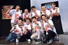 舞台「カンコンキンシアター32 THE LAST MESSAGE クドい！」の制作発表会見に出席した（前列左から）キャイ～ン、関根勤、ラッキィ池田、（後列左から）イワイガワ、ずん、稲村亜美。