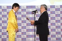 任命証書を受け取る千原ジュニア（左）。