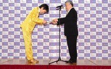 任命証書を受け取る千原ジュニア（左）。