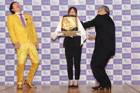 目の前に現れた“黄金のパンツ”に大笑いする千原ジュニア（左）。