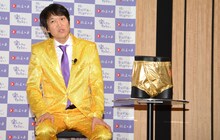“黄金のパンツ”の横でトークを繰り広げる千原ジュニア。