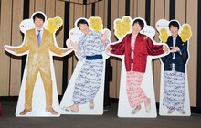 「ホテル三日月」に設置される千原ジュニアのパネル。