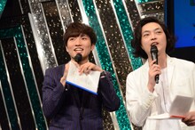 会見のMCを務めたラニーノーズ洲崎（左）とピスタチオ小澤（右）。