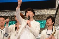 塩を振るポーズを披露する、SALTY'sの塩村（＝テゴネハンバーグ松村）ら。