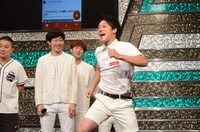 「ジタバタオバタ」を歌い踊るおばたのお兄さん。