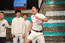 「ジタバタオバタ」を歌い踊るおばたのお兄さん。