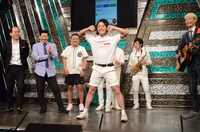 「ジタバタオバタ」を歌い踊るおばたのお兄さん。
