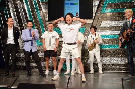 「ジタバタオバタ」を歌い踊るおばたのお兄さん。