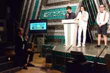 「日中ずっとカンカンハゲ」通称「ニッカン」記者に扮して芸人たちに質問するトレンディエンジェル斎藤（左）。