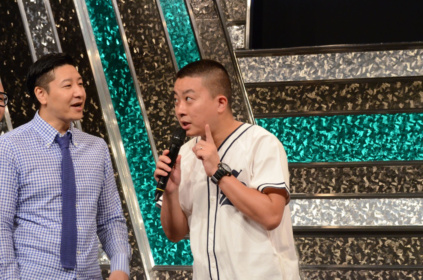 IKKOの声マネで「フェスって、お肌にいいの」と述べるチョコレートプラネット松尾（右）。