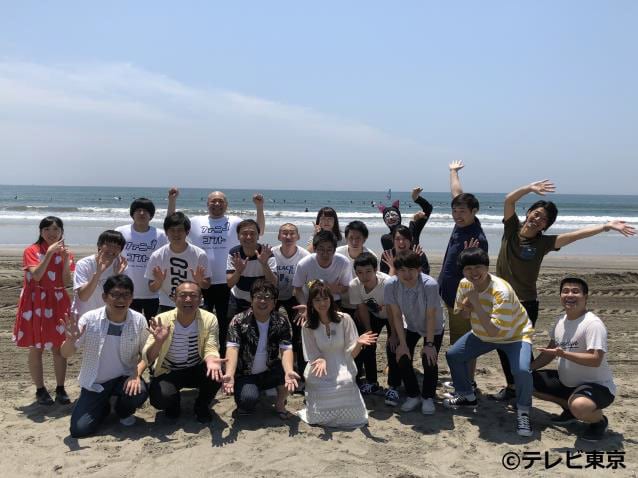 「～世界一おもしろい海の家～ナナナマリーナで笑イーナ！2018」の出演者たち。