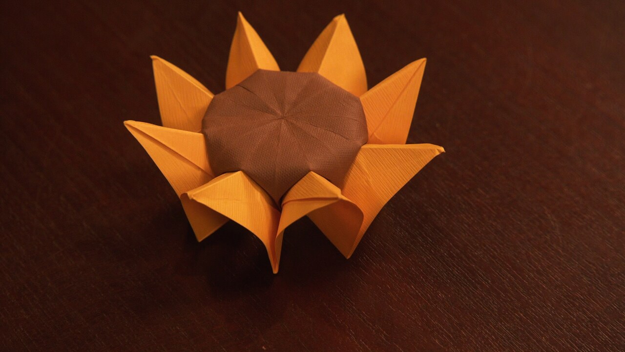 折り紙のひまわり。(c)NHK