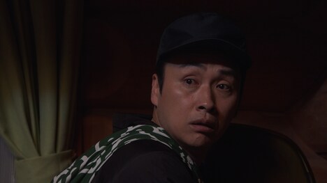 マヌケな泥棒を演じるアンジャッシュ児嶋。(c)NHK