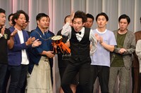 激しい動きで喜びを表現するダイス。