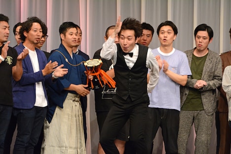 激しい動きで喜びを表現するダイス。