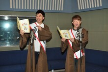 「劇場版 七つの大罪 天空の囚われ人」公開アフレコに臨むよゐこ。