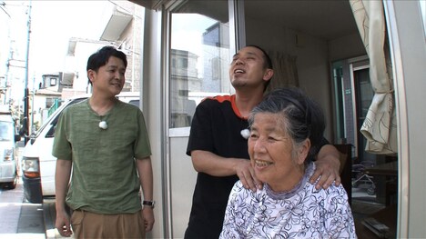 「千鳥の路地裏探訪」の様子。(c)テレビ朝日