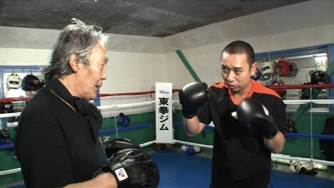 72歳の会長からボクシング指導を受ける千鳥・大悟（右）。(c)テレビ朝日