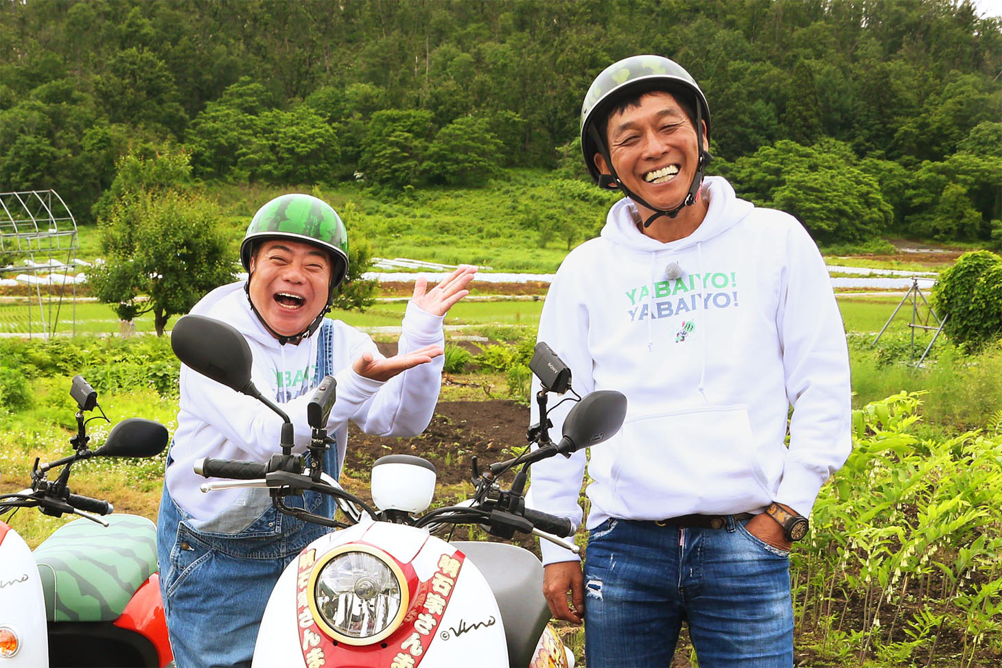 左から出川哲朗、明石家さんま。(c)テレビ東京