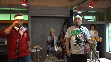 サンドウィッチマン（手前）らが結成する「帰れマンデー」バンド。(c)テレビ朝日