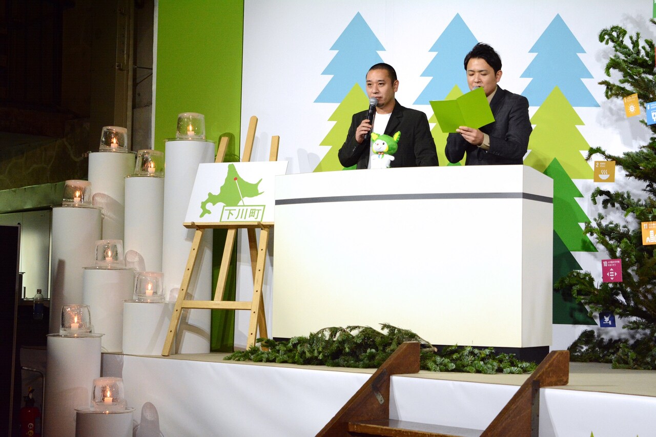 会見の司会を務めた千鳥。