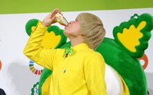 トマトジュースを一気飲みするガンバレルーヤまひる。