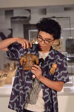 ペットボ土偶のフタ部分を開ける片桐仁。