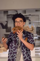 ペットボ土偶を披露する片桐仁。