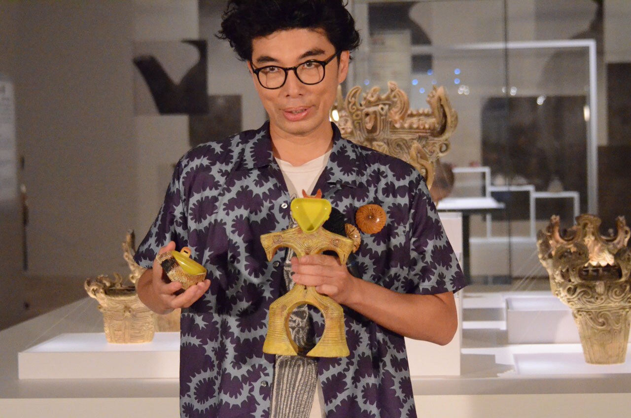 オニギリ型土偶を紹介する片桐仁。 - 片桐仁の縄文愛止まらない