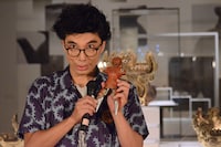 超カニ喰う土偶を紹介する片桐仁。