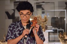 超カニ喰う土偶を紹介する片桐仁。