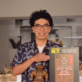 片桐仁の縄文愛止まらない、こんがり焼けた肌にワンピースの“ギャル土偶”も披露