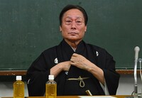 目に涙を浮かべる桂米助。