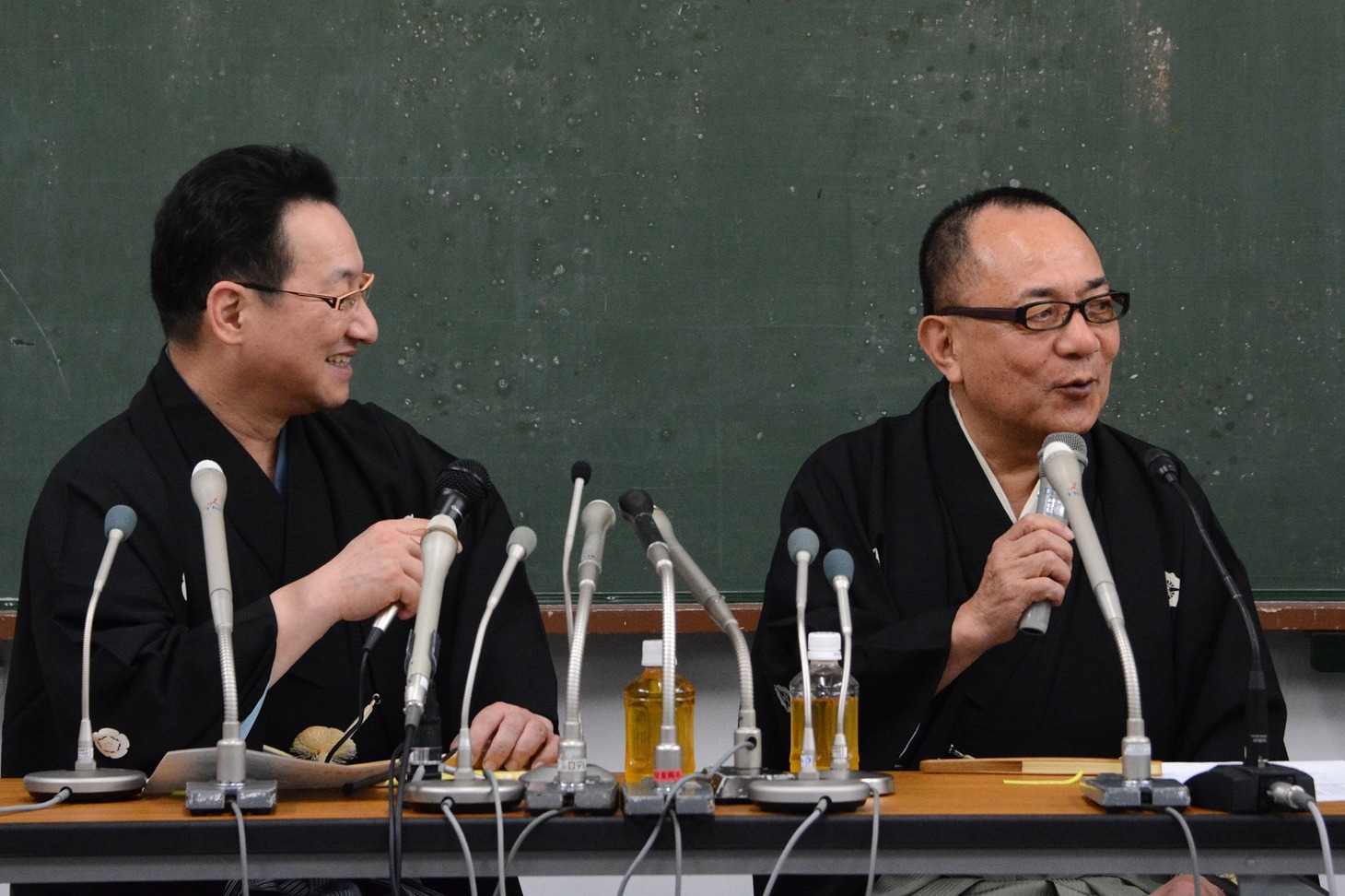 左から春風亭昇太、三遊亭小遊三。