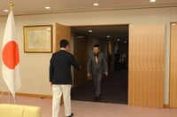 外務省大臣接見室にやって来たケンドーコバヤシ（右）を迎える河野太郎外務大臣（左）。