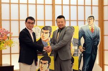 河野太郎外務大臣（左）とケンドーコバヤシ（右）。