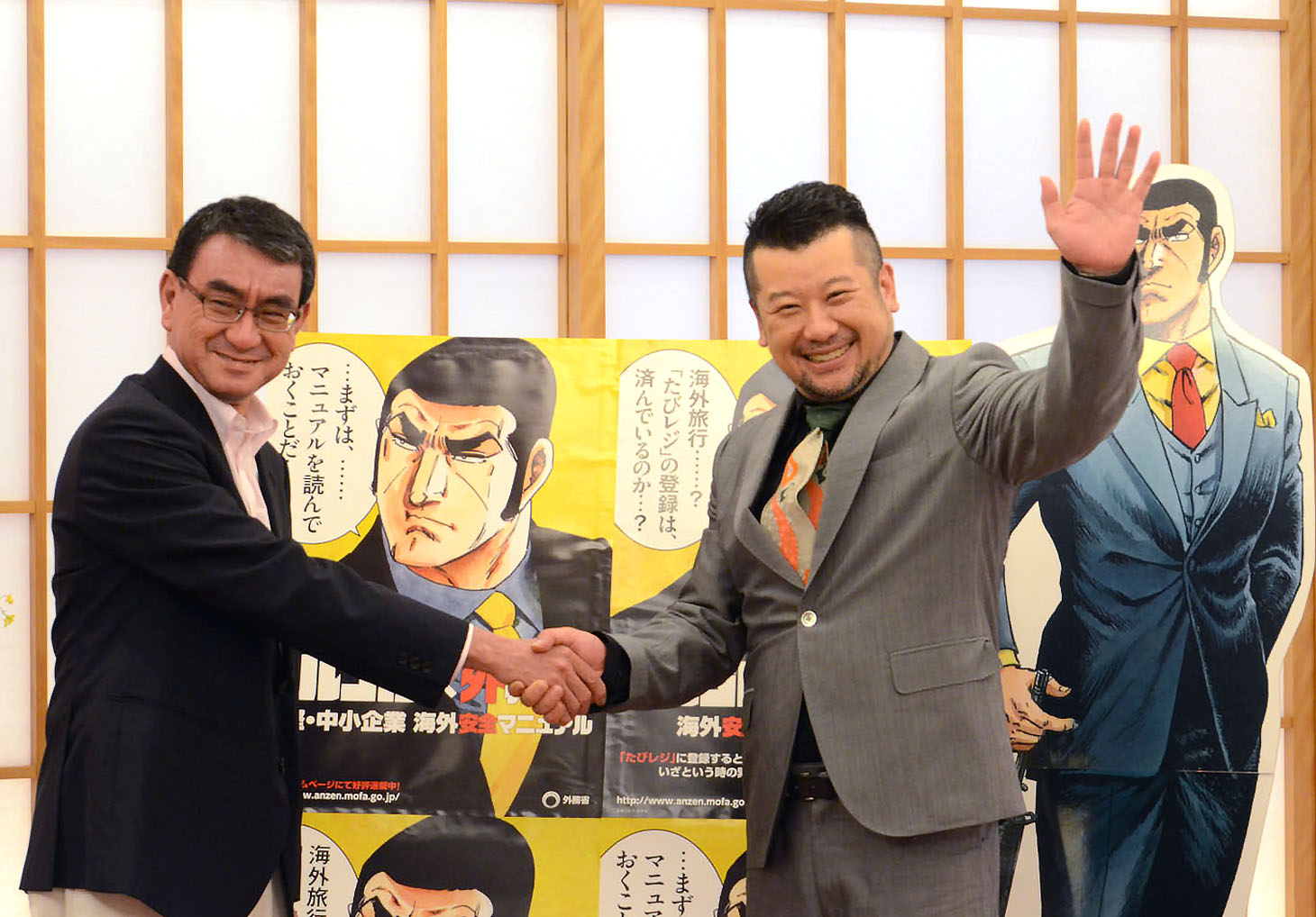 外務省大臣接見室にて、握手する河野太郎外務大臣（左）とケンドーコバヤシ（右）。
