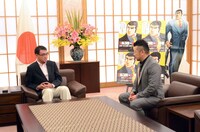 河野太郎外務大臣（左）と話すケンドーコバヤシ（右）。