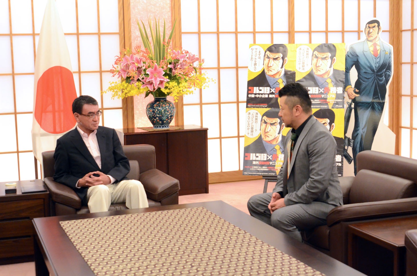 河野太郎外務大臣（左）と話すケンドーコバヤシ（右）。
