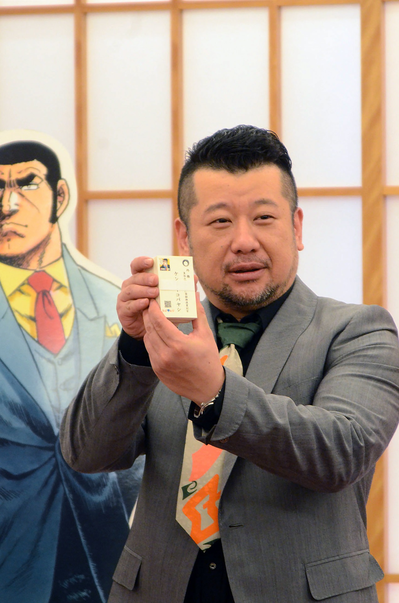名刺を受け取ったケンドーコバヤシ。