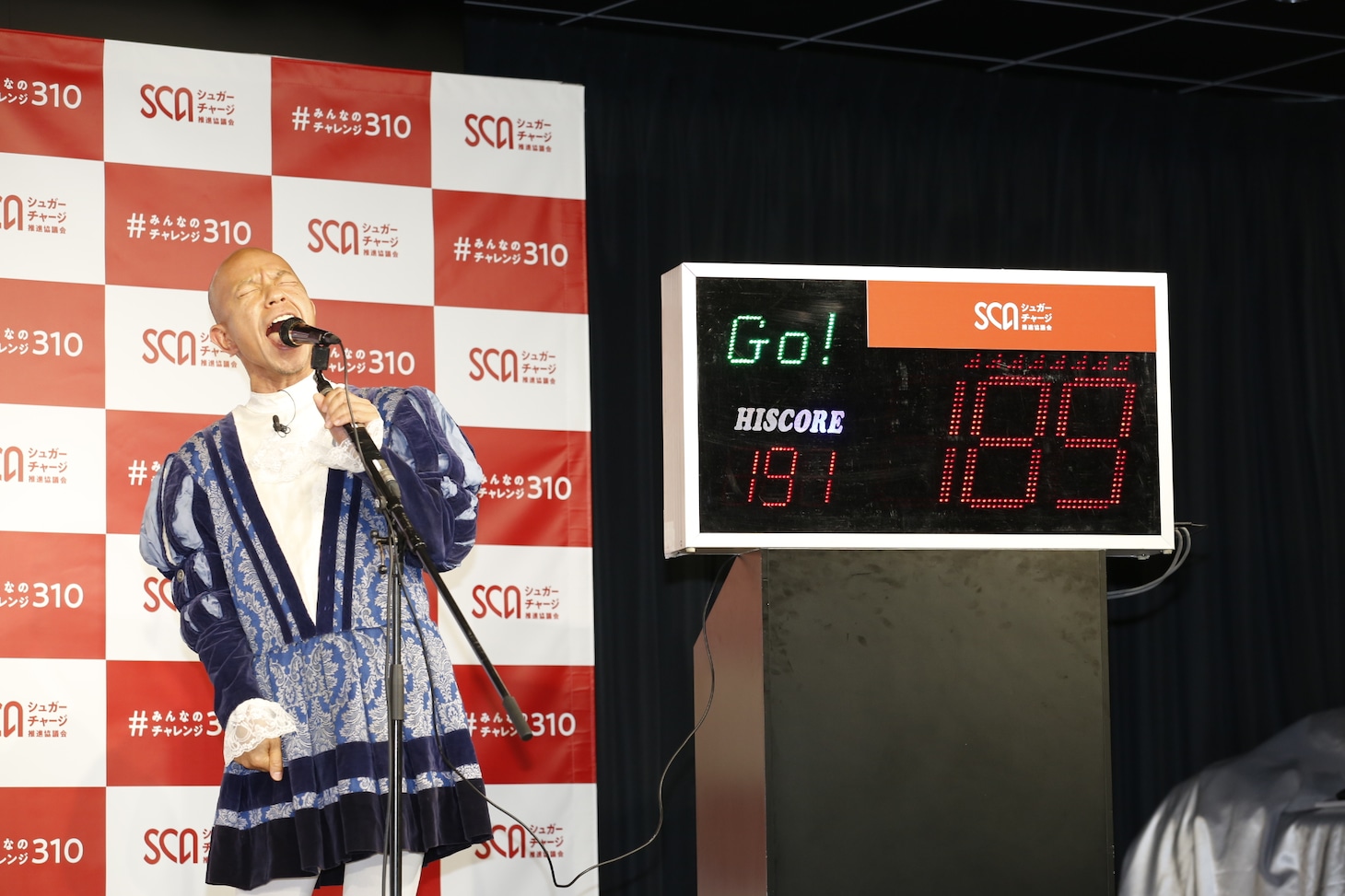 「あま～い大声バトル」に臨むバイきんぐ小峠。