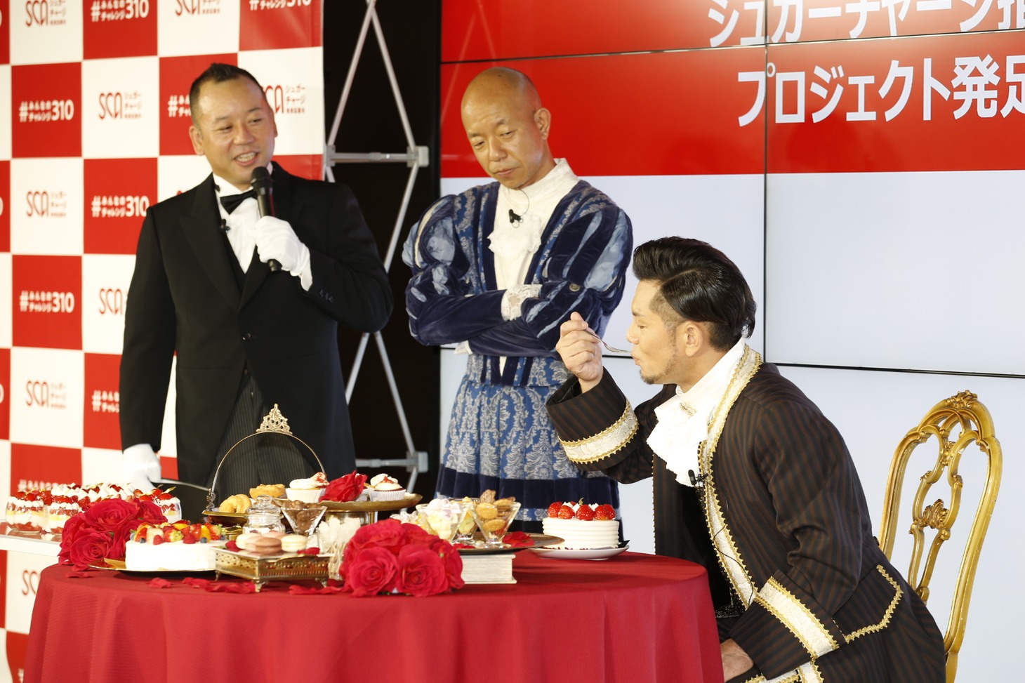 「シュガーチャージ推進協議会プロジェクト発足イベント」に出演した（左から）バイきんぐ、的場浩司。