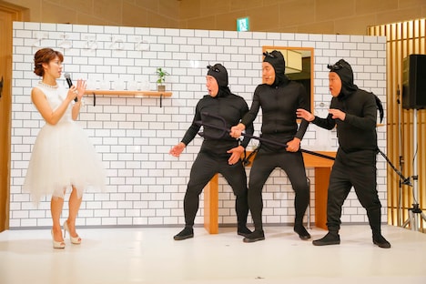 ダチョウ倶楽部と神田愛花（左）。