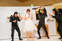 ダチョウ倶楽部と神田愛花（左から2人目）。