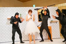 ダチョウ倶楽部と神田愛花（左から2人目）。