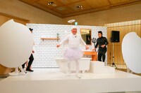 天使に生まれ変わる上島（中央）。