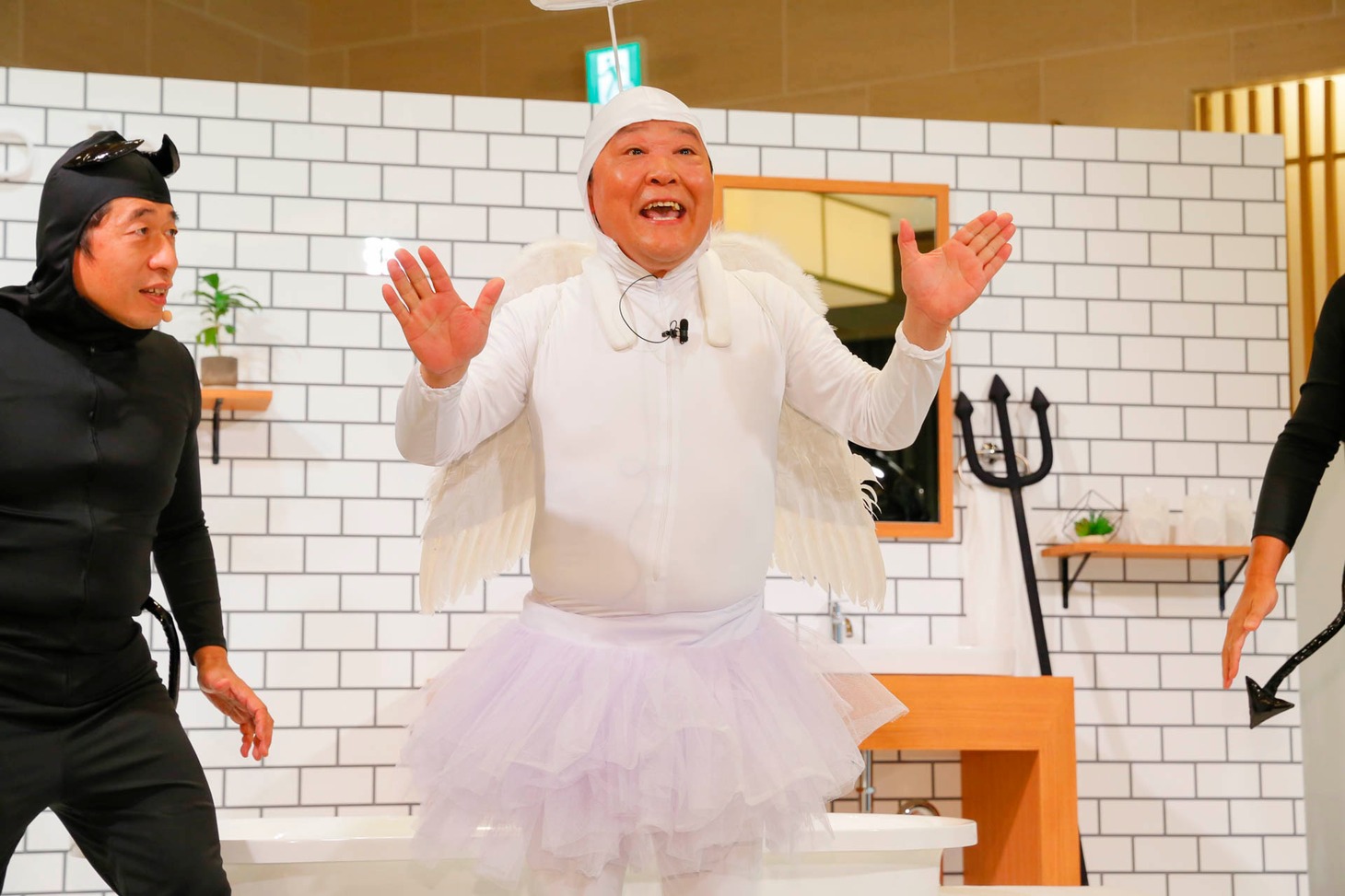 「新どろあわわ presents. あわパーティ」にて、天使に生まれ変わるダチョウ倶楽部・上島。