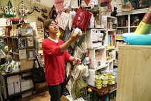 紙クズを投げるキングコング梶原。(c)静岡朝日テレビ